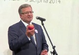 Prezydent wspiera sadowników. W Ostrowie Wlkp. rozdawał jabłka (wideo)