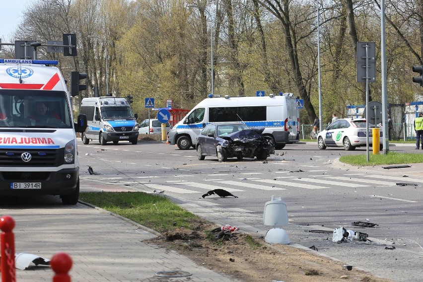 Wypadek BMW na ulicy Zwierzynieckiej w Białymstoku. Kierowca...