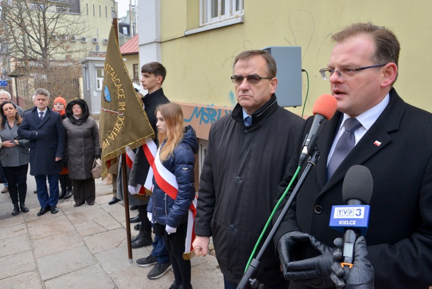 „My, Pierwsza Brygada” w centrum Kielc. Zegar z kurantem oficjalnie uruchomiony