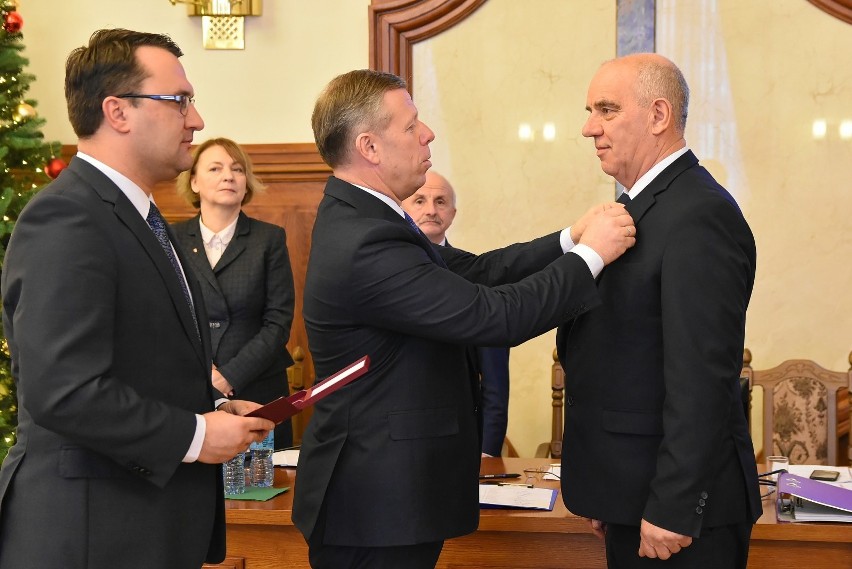 Srebrny Krzyż od prezydenta dla przewodniczącego Rady Powiatu Krakowskiego. To honory za wieloletnią pracę samorządową ZDJĘCIA
