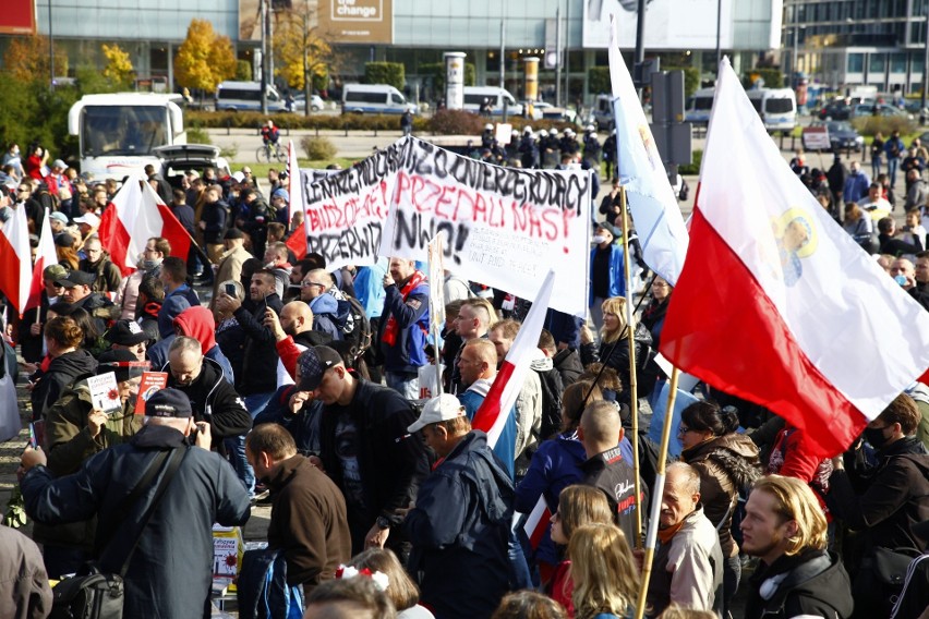 O godz. 12 w centrum Warszawy rozpoczął się protest...