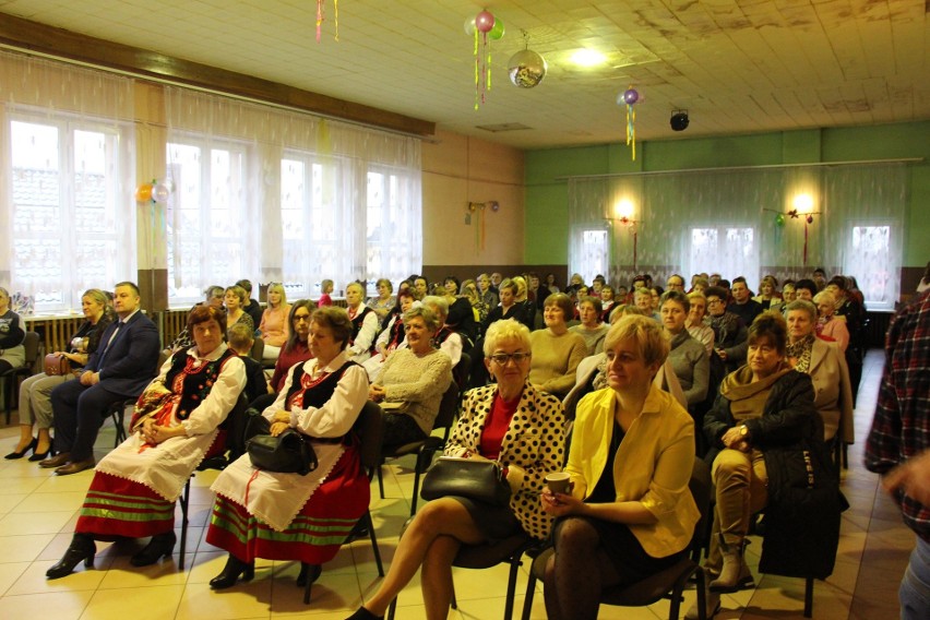 Dzień Kobiet w gminie Moskorzew ze zbiórką pieniędzy "Na pomoc Ukrainie" (ZDJĘCIA)