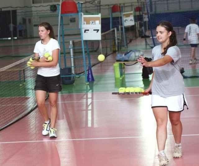 Sylwia Kozłowska (z prawej) i Ola Wróbel podczas treningu w hali tenisowej w Stalowej Woli.