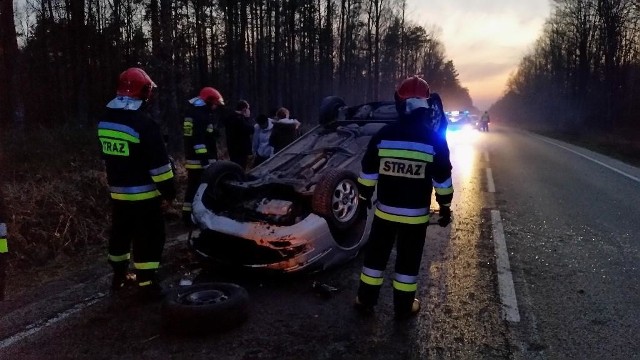 Kiedy strażacy dojechali na miejsce, auto leżało na dachu.