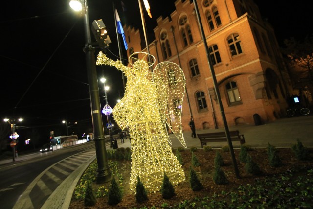 Kiedy świąteczny stół się ugina, śpiewa kolędy cała rodzina, na niebie pierwsza gwiazdka już świeci niech Cię bogaty Mikołaj odwiedzi. 100 choinek w lesie, prezentów ile Mikołaj uniesie, bałwana ze śniegu i mniej życia w biegu, oraz tyle radości co ryba ma ości życzy...