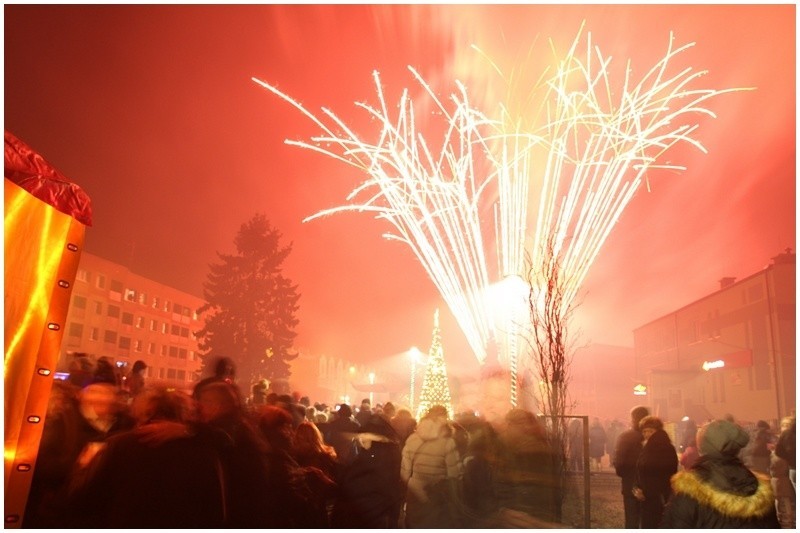 Z muzyką, tańcem i wystrzałami korków od szampana Mońki...