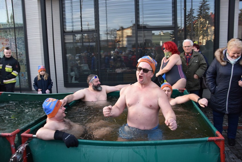 Orkiestrowe morsowanie w Myszkowie, w strażackich basenach z lodem ZDJĘCIA