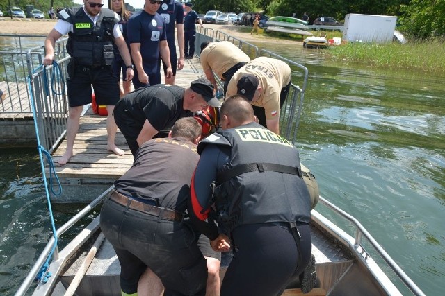 Na jezioro wypłynęły patrole wodne. Zgodnie ze scenariuszem, zaginionego mężczyznę odnaleziono na łódce w pobliżu wyspy na jeziorze Rospuda. Mundurowi udzielili mu pierwszej pomocy i bezpiecznie przetransportowali na brzeg