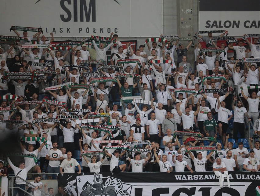 Na stadionie Piasta pojawiło się około 1000 fanów Legii....