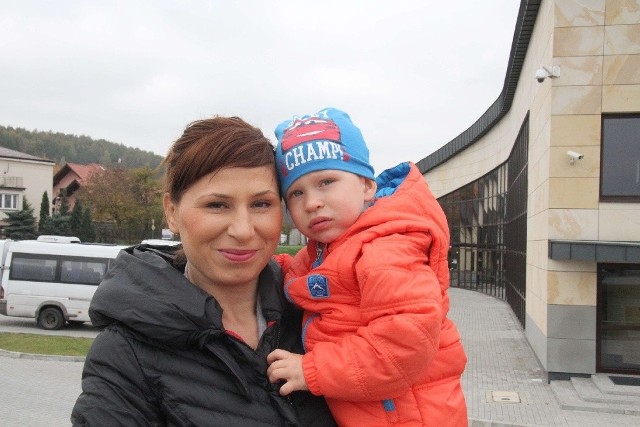 Anna Wawrzycka ze swoim synkiem Szymkiem przed halą w Chęcinach, gdzie kibicowała zapaśniczkom na Pucharze Polski.