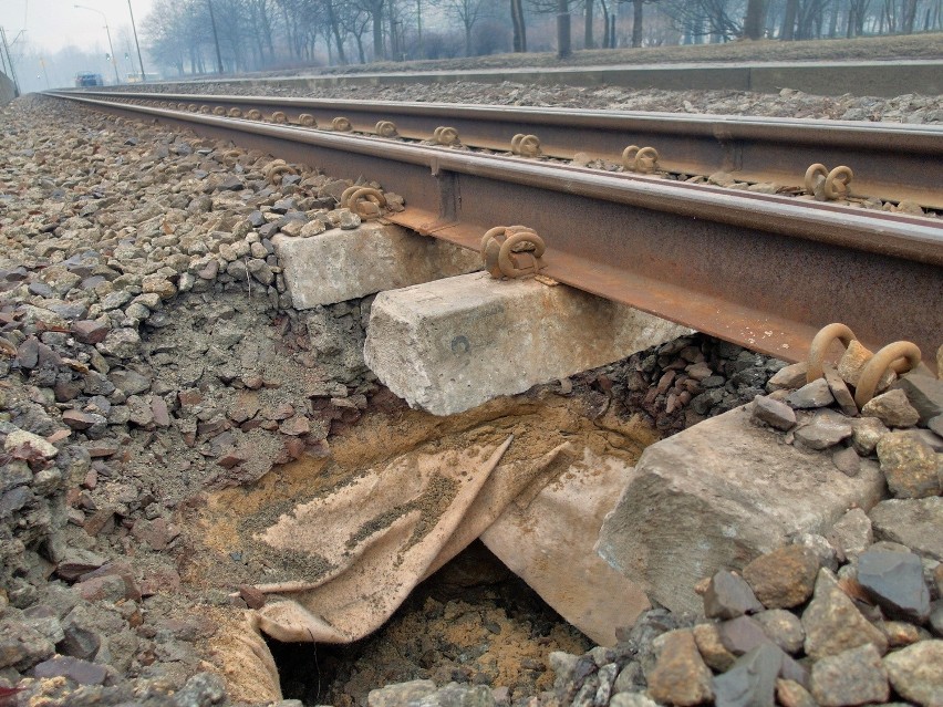 Ziemia osunęła się pod torowiskiem tramwajowym. Po ul. Paderewskiego nie jeżdżą tramwaje [ZDJĘCIA]