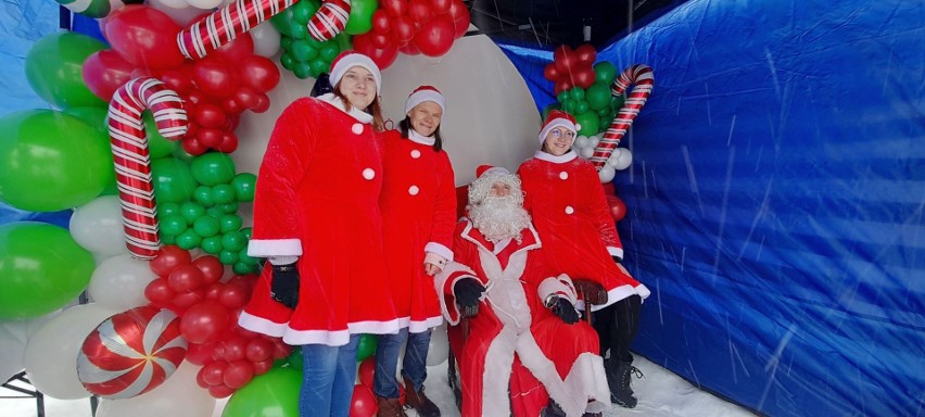 Jarmark Bożonarodzeniowy na Rynku w Iłży w zimowej scenerii. Wyjątkowa świąteczna atmosfera. Zobacz zdjęcia
