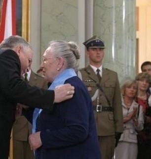 Prezydent Lech Kaczyński odznacza Annę Walentynowicz