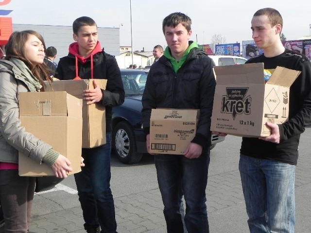 Licealiści z Grębowa za zebrane pieniądze kupili pampersy, które następnie zawieźli do Domu Dziecka w Stalowej Woli.
