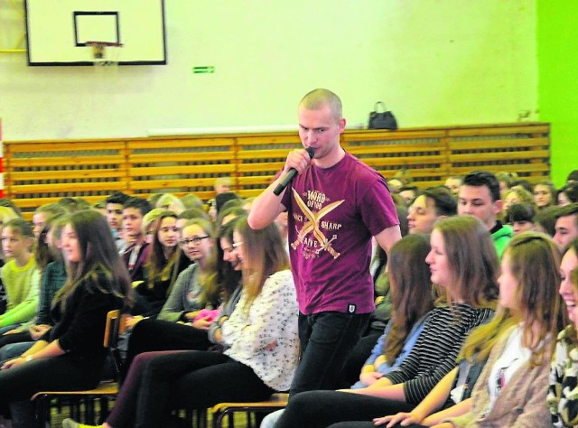 W liceum artyści przypominali w rytmie hip-hopu o najważniejszych chrześcijańskich wartościach, angażowali też innych do odgrywania scenek.