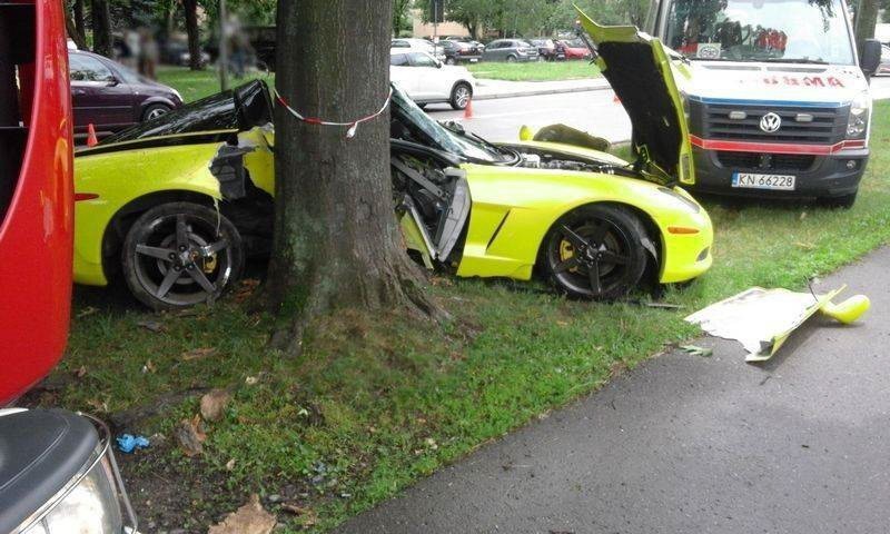 Chevrolet Corvette roztrzaskany o drzewo. Dwaj mężczyźni wycinani z wraku [ZDJĘCIA]