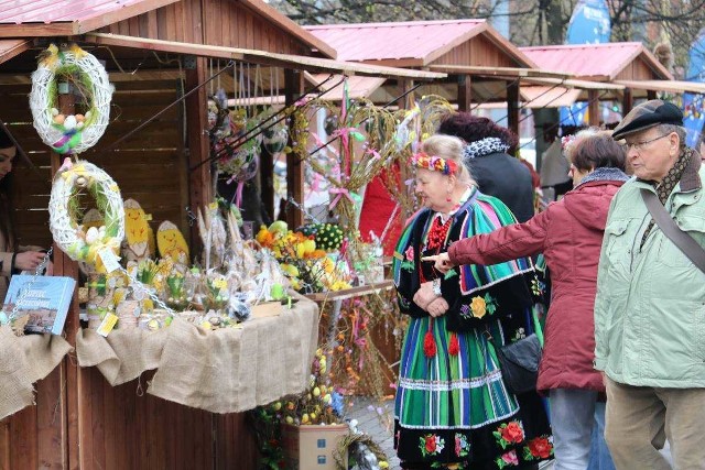 Jarmark Wielkanocny na Alei KwiatowejWydarzenie zaplanowane na 24 i 25 marca obfitować będzie w świąteczne atrakcje w tradycyjnym i folkowym stylu. Wśród nich znajdzie się gwóźdź programu – festiwal pisanek. Inicjatywa składać się będzie z dwóch części – wystawy ogromnych jajek udekorowanych przez małych i dużych artystów. Zdobieniem styropianowych jaj zajmują się już m.in. Pałac Młodzieży, Pracownia Pogodno, Ars Atelier, Klub Delta, Pracownia Stary Młyn i organizatorzy wydarzenia – pracownicy spółki Żegluga Szczecińska Turystyka Wydarzenia. Drugim elementem festiwalu będzie wystawa prac dzieci i młodzieży ze szczecińskich szkół i przedszkoli.Jarmark, 24-25 marca, Aleja Kwiatowa, godz. 10-18, wstęp wolny.Zobacz również: Wielkanocne jarmarki i dużo koncertów. Sprawdź weekendowe wydarzenia