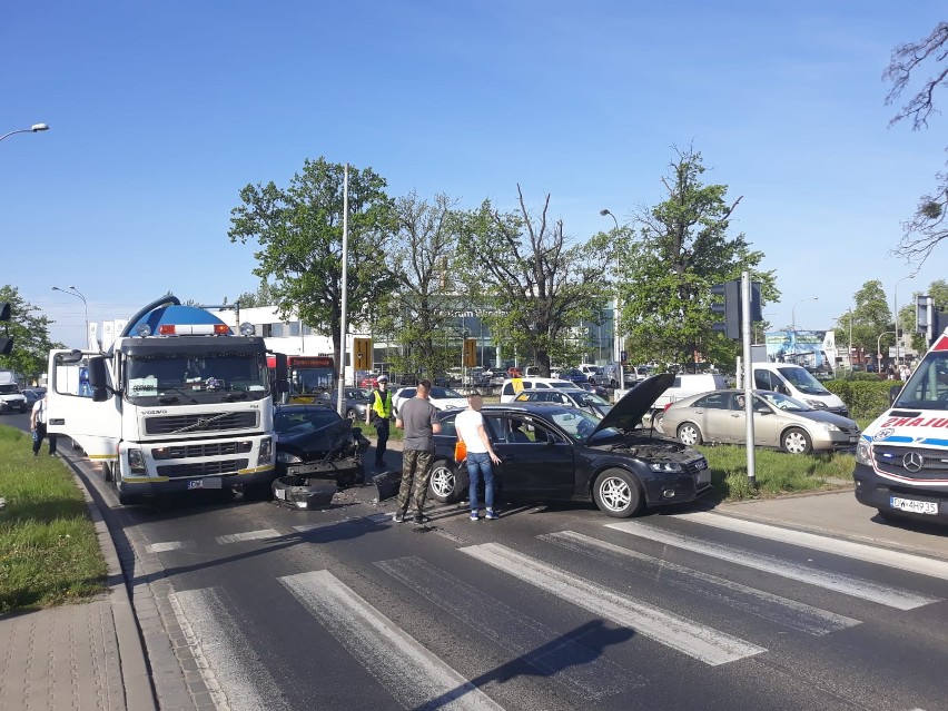 Wypadek na Brucknera. Potężny korek na Psie Pole [ZDJĘCIA]