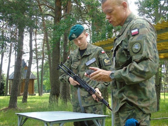 Uczniowie klasy innowacji wojskowej z Zespołu Szkół Transportowo Mechatronicznych w Skarżysku szkoliła się w Centrum Przygotowań do Misji Zagranicznych w Kielcach.
