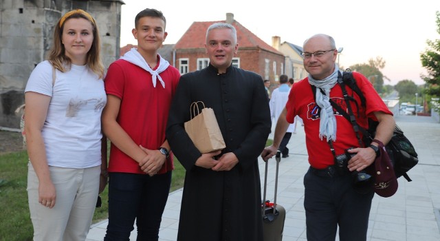 Ksiądz Grzegorz Stachura, który jest administratorem parafii Szczukowice, z uczestnikami pielgrzymki w Wiślicy.