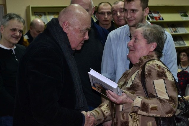 Stanisław Tym to człowiek-instytucja. Nie ma się więc co dziwić, że po spotkaniu kolejka po autografy była długa.