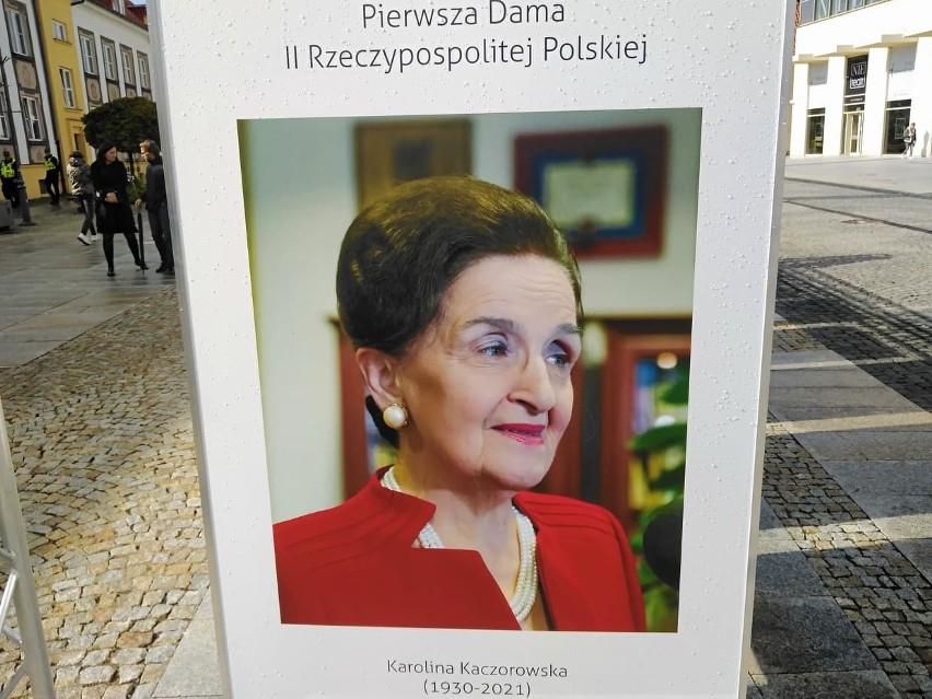 Białystok. Wystawa: 30 fotogramów z życia prezydentowej Karoliny Kaczorowskiej