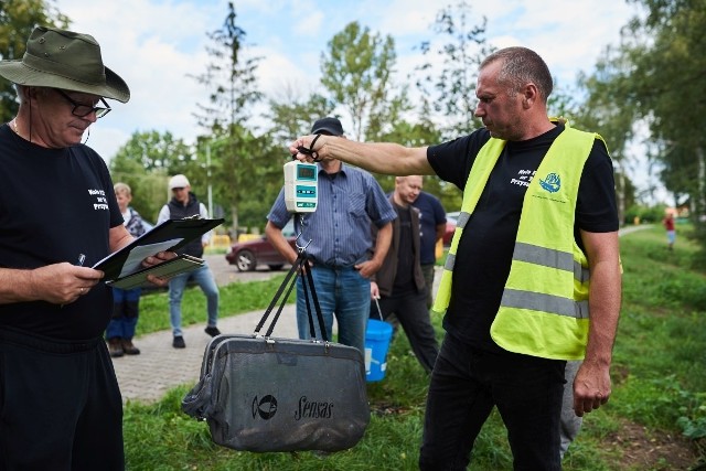 Sympatycy wędkowania uczestniczyli w niedzielę corocznie organizowanych o tej porze roku przez Koło numer 20 Polskiego Związku Wędkarskiego w Przysusze, zawodach spławikowych. W niedzielę rano nad zalewem stawiło się 23 wędkarzy gotowych do rywalizacji. Umiejętności oraz doświadczenie, przy wsparciu najbliższych i odrobinie szczęścia sprawiły, że po zakończeniu regulaminowego czasu połowów, dorobkiem złowionych ryb pochwalili się zawodnicy trzech kategorii: Juniorzy, Kadeci oraz Seniorzy. - Gratuluję zwycięzcom wyników oraz wszystkim uczestnikom tegorocznych zawodów wędkarskich ciekawej pasji i wartościowego sposobu na spędzanie wolnego czasu - powiedział Tomasz Matlakiewicz, Burmistrz Gminy i Miasta Przysucha wręczając dyplomy i nagrody.Zwycięzcami tegorocznych zawodów wędkarskich zostali, w kategorii Juniorów: I miejsce- Adam Hebda, II Jakub Włodarczyk, III Rafał Zieliński. W kategorii Kadetów:I Maciej Brzyk, II Patryk Nowocinski, III Miłosz Ślęzak. W kategorii Seniorów:  I Norbert Tokarski, II Wójciak Sławomir, III Zbigniew Polak.