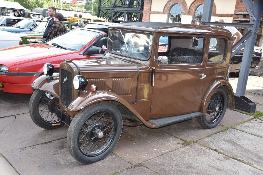 Austin z roku 1934 - najstarsze auto na zlocie "Legenda...