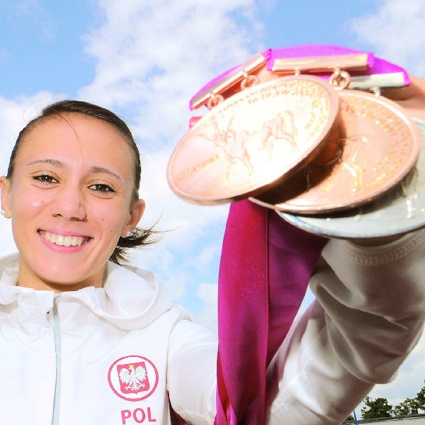 Marika Popowicz prezentuje trzy medale zdobyte na młodzieżowych mistrzostwach Europy.