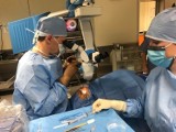 Specjaliści na okulistyce w Słupsku przeprowadzają skomplikowane zabiegi ratowania wzroku, a zaćmę operują od ręki