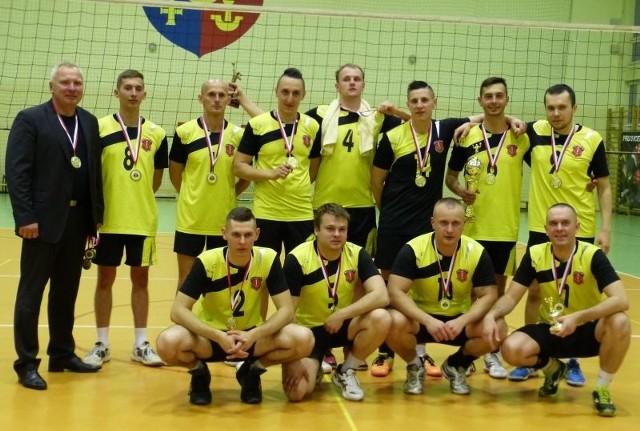 Zespół &#8220;Siatkarz&#8221; Staszów wygrał finałowe spotkanie w Piłce Siatkowej Mężczyzn &#8220;Świętokrzyskie Volley Cup. Przeciwnikiem staszowskiej drużyny był zespół Kajrox MKS Orlicz Suchedniów. Spotkanie zakończył wynik 3:1 (25:17, 25:19, 24:26, 25:14).