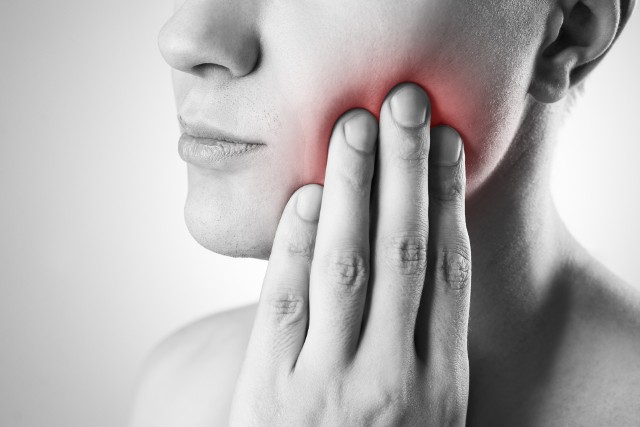 Ból zęba nie jest normalnym stanem. To reakcja organizmu na nieprawidłowość, której najczęstszą przyczyną jest próchnica.