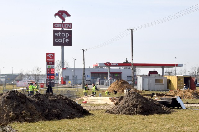 W miejscowości Łączyn, przy drodze S7, tuż obok stacji paliw Orlen, we wtorek ruszyła budowa najpopularniejszej na świecie sieci restauracji fast food - McDonald's. Wczoraj poinformowaliśmy państwa, że roboty właśnie się rozpoczęły - dziś przedstawiamy kolejne zdjęcia z placu budowy. Zobaczcie.Plac budowy przy stacji paliw został ogrodzony. Trwają pierwsze prace ziemne.Czytaj również: Ruszyła budowa restauracji McDonald's przy drodze S7 w Łączynie koło Jędrzejowa. Zobaczcie zdjęciaZ nieoficjalnych informacji wiemy, że budowa potrwa zaledwie kilkanaście tygodni - około 3 miesięcy. Czy tak będzie rzeczywiście?