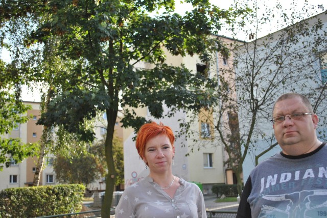 Katarzyna Gruźlewska i Piotr Kalinowski - jedni z sąsiadów, którzy zaangażowali się w pomoc rodzinie poszkodowanej w pożarze. W tle zniszczone mieszkanie, w którym nadal nie ma okien