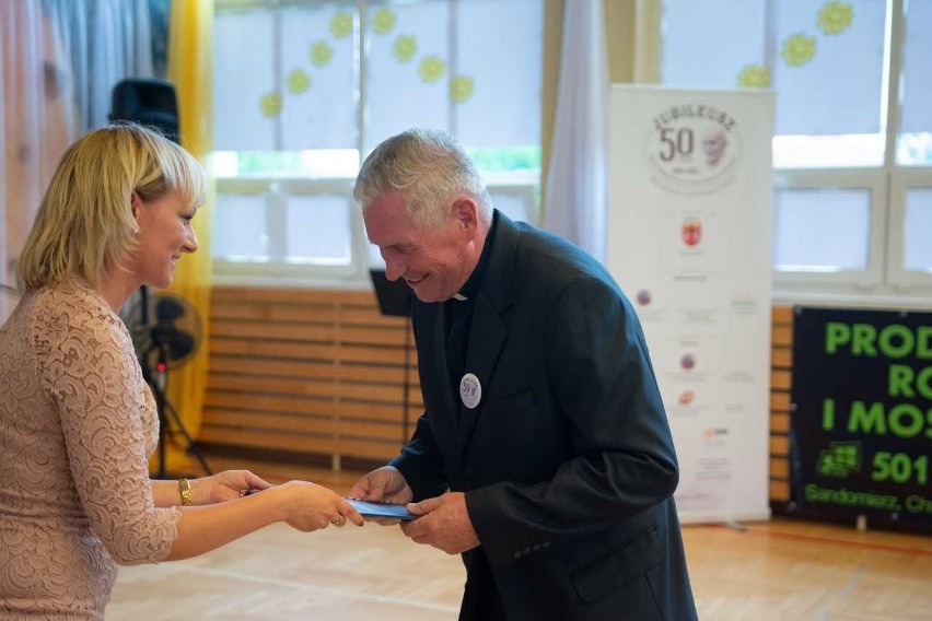 Jubileusz 50-lecia Szkoły Podstawowej imienia Jana Pawła II w Mściowie, w gminie Dwikozy. Były podziękowania dla nauczycieli  
