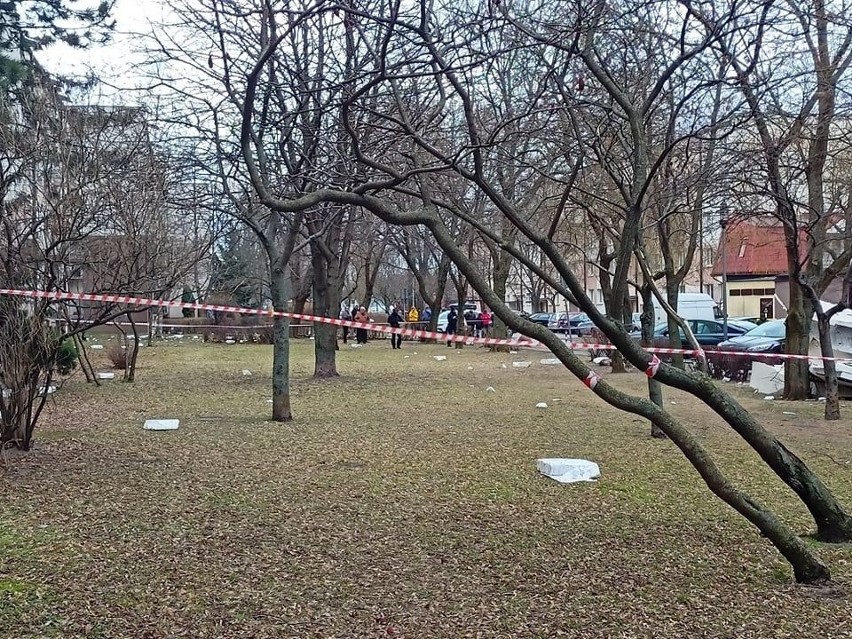 Wiatr zerwał elewację z bloku przy Towarowej w Białymstoku....
