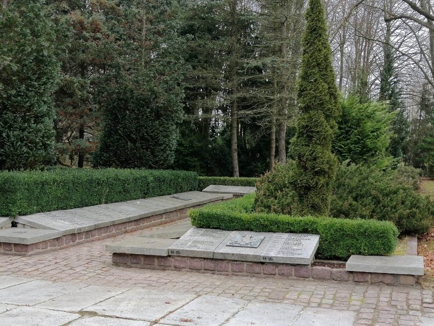 Dewastacji na Cmentarzu Wojennym w Kołobrzegu dokonano w...