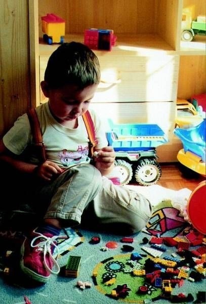 W pokonaniu stresu dziecku może pomóc na przykład zabranie do przedszkola ulubionej zabawki.