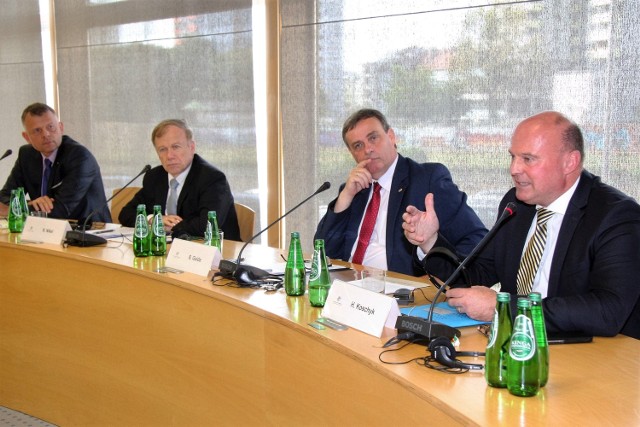 Na zdjęciu od lewej: prof. Krzysztof Ruchniewicz, ambasador Rolf Nikel, lider VdG Bernard Gaida i poseł Hartmut Koschyk.