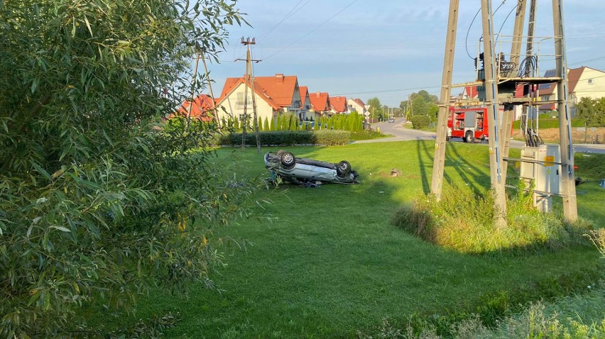 Na miejsce wypadku przyjechali strażacy, policja i karetka...