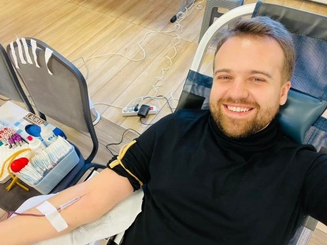Prezydent Marek Materek ochoczo oddaje krew.