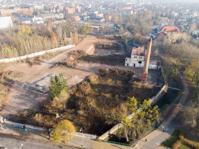 Komin fabryczny po starym browarze przy ul. Sikorskiego jest wpisany na listę zabytków. Teren jest ruiną.