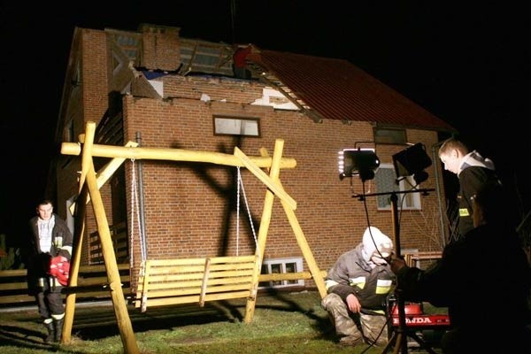 Trąba powietrzna w StalachWichura, jaka przetoczyla sie we wtorek wieczorem w rejonie Tarnobrzega, zerwala fragment dachu na jednym z domów w Stalach (gmina Grebów).
