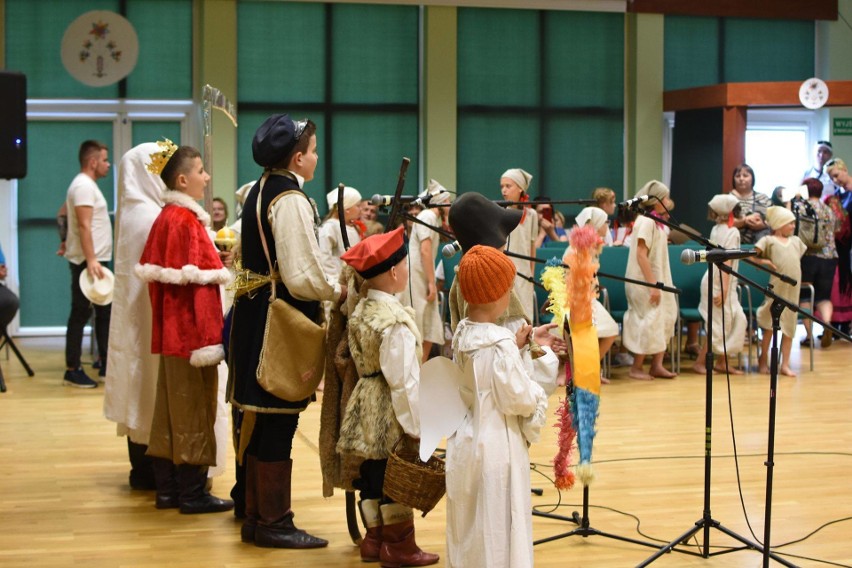 Grupa Dziecięca Folklorystyczno-Rytmiczna ze Zwolenia przedstawiała tradycyjne obrzędy w Baranowie Sandomierskim