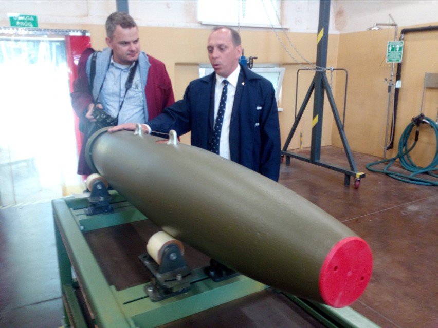 Prezes Nitro-Chemu Krzysztof Kozłowski przy bombie MK-82