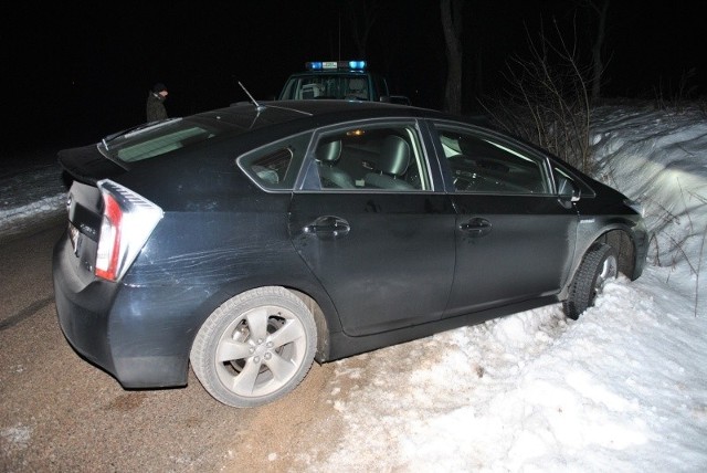 Kierowca drugiego pojazdu - toyoty prius, próbował zawrócić, ale wykonując ten manewr utknął w śniegu