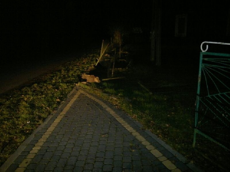 Wypadek w gminie Moskorzew. Staranował ogrodzenie i odjechał. Policjanci zatrzymali pijanego nastolatka