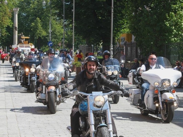 Kilkadziesiąt motocykli przejechało przez "Sienkiewkę&#8221; w zwartym szyku robiąc dużo warczącego hałasu i wzbudzając niemałą sensację.