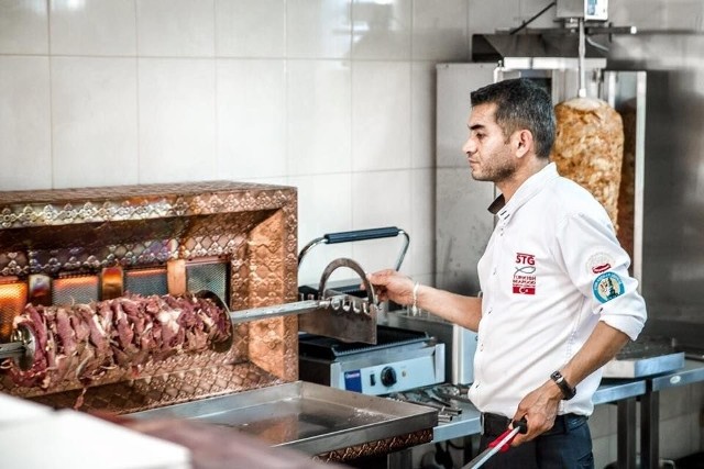 Nowa restauracja w Grójcu serwuje kebab z delikatnym mięsem jagnięcym.