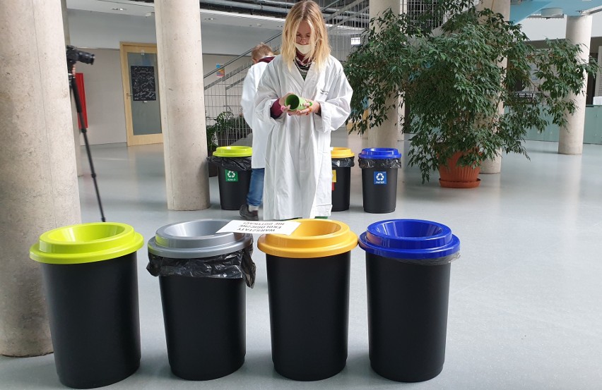 Recykling, czyli zużywajmy mniej i mądrzej. Ósmoklasiści wzięli udział w warsztatach w ramach projektu Xylopolis (zdjęcia)